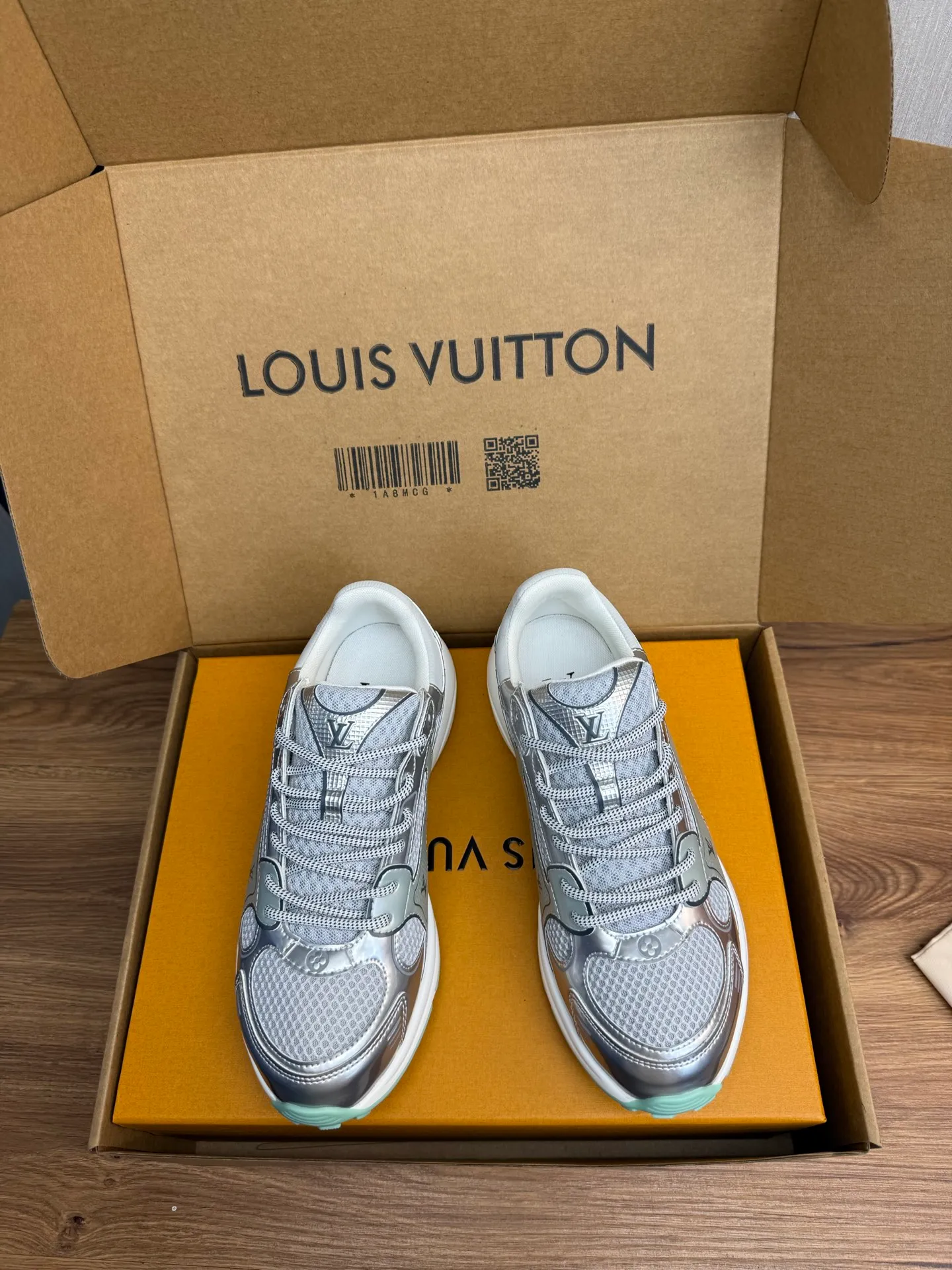 Men's shoes 💰600💰 🌈LV | Louis Vuitton 2025𝐬𝐬 🧡💚2025 spring and summer new style top version‼ ️The original version is the same. The counter specializes in the latest casual shoes. Hard goods are new🆕 🔥🔥🔥Top version: Couple model LV Louis Vuitton L House Donkey brand The latest Olympia series Couple model Silver Horn King Casual sneakers Running shoes This LV Olympia sneaker combines mesh fabric and metallic synthetic leather and other technical fabrics to reinterpret the classic running shoe design with a neat and simple design. Lightweight EVA outsole provides a stretchy fit. Rich details such as Monogram embossing and LV letters establish recognition. Exquisite packaging at the delivery counter 🛍📦 ▪️Fabrics: Original imported technical fabric + mesh ▪️Inner lining: Original customized breathable mesh ▪️Sole: Original molded rubber foam material ▪️Sole thickness: 3.5CM ▪️Size: 35--45 (customized for women 40 and men 45)